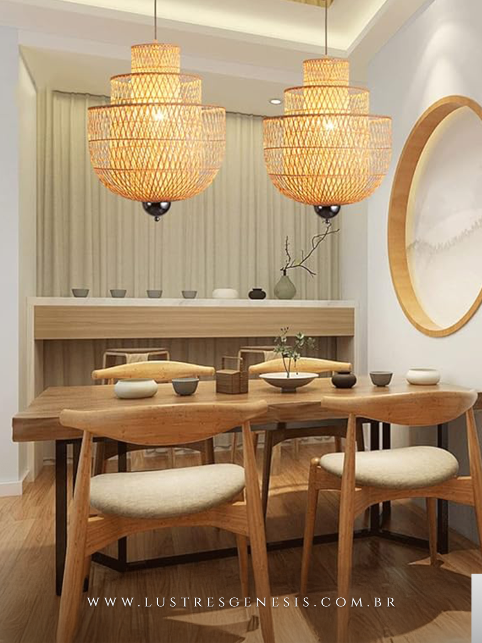 Lustre pendente de fibra de bambu modelo Cake Ø40cm instalado em ambiente gourmet com mesas de madeira e sofás estofados, proporcionando iluminação aconchegante e decoração sofisticada.